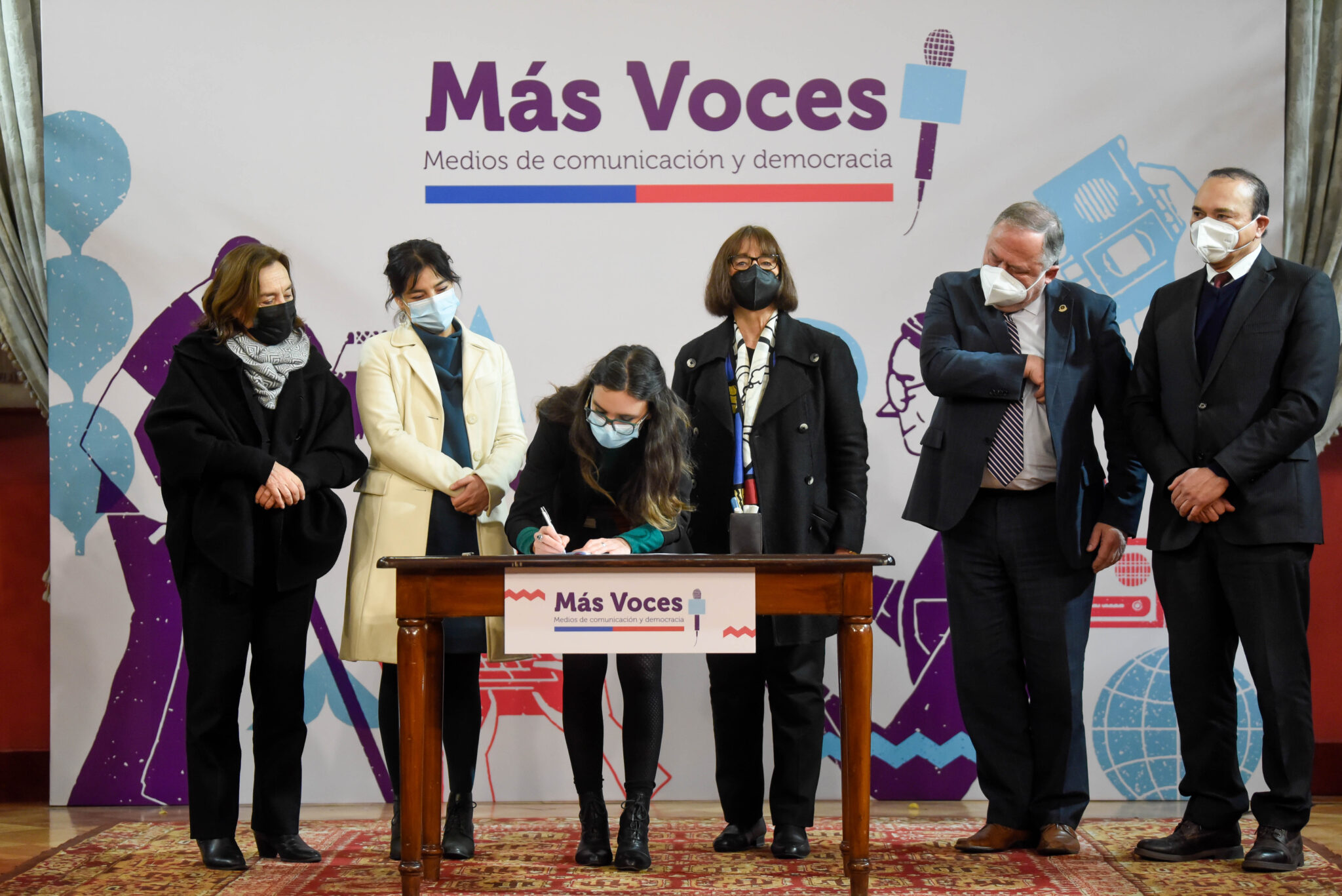 Ministra Camila Vallejo firma acuerdo: “Más Voces: medios de comunicación y democracia”